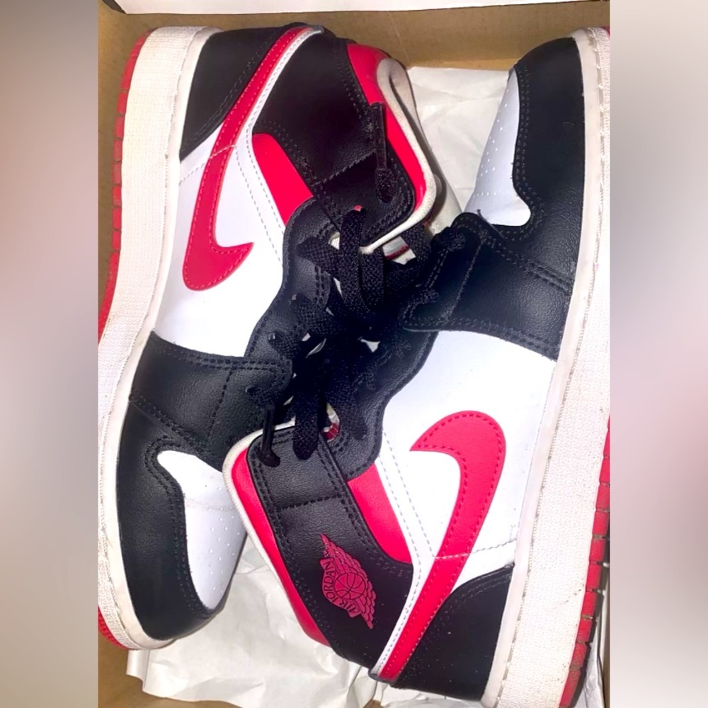 Jordan 1 Mid Black Very Berry